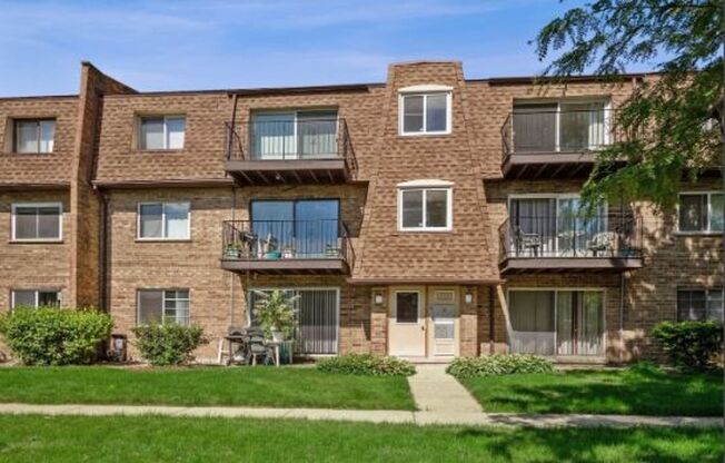 2 Bedroom 1 Bath Condo in Des Plaines!