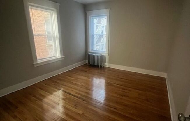 2 beds, 1 bath, $1,450, Unit 205 Belmont Unit #2L