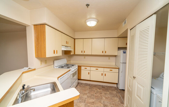 Spacious One Bedroom Kitchen at Windmill Lakes Apartments, Holland, 49424