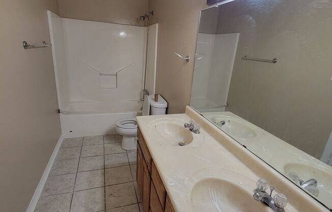 3 beds, 1 bath, $1,095