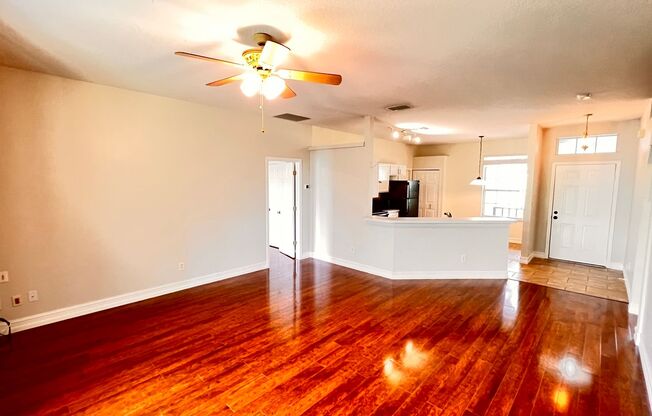 Charming 3 Bedroom and 2 Bath Home in Apopka! Washer and Dryer INCLUDED!