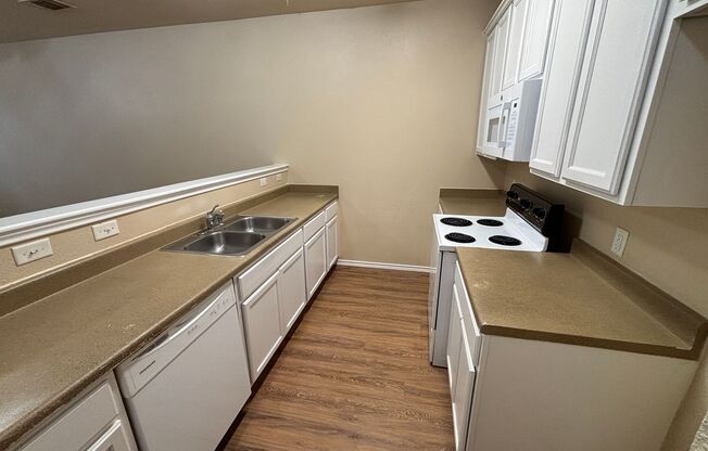 Fantastic 2-Story Townhome with 1-Car Garage! Randolph AFB