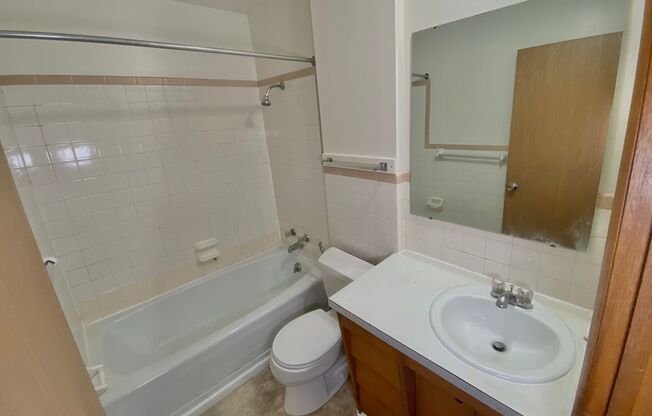 2 beds, 1 bath, 750 sqft, $1,000, Unit 815-5