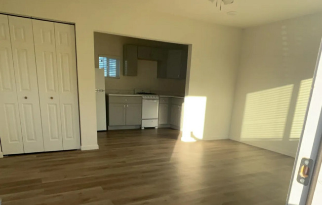1707 E APACHE BLVD