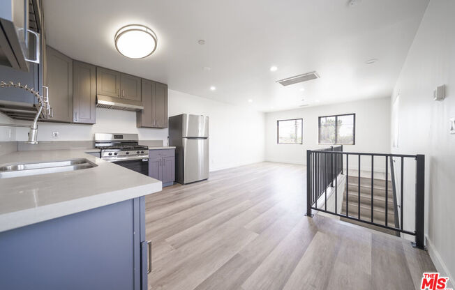 4110 1/2 S NORMANDIE AVE
