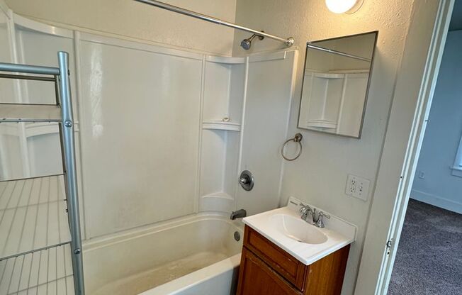 2 beds, 1 bath, $825, Unit 1106-1