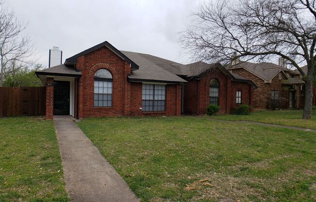 Now Leasing! Charming 3BD/2BA Duplex in Desoto, TX