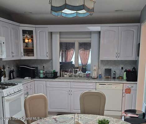 52 MARKHAM PL