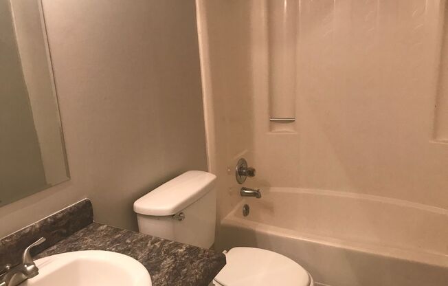 2 beds, 1 bath, $850, Unit 105 Chalet North Ct
