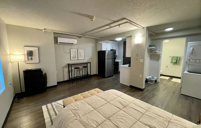 Studio, 1 bath, 335 sqft, $1,095, Unit 214 (Furnished Unit)