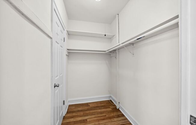 Studio, 1 bath, 328 sqft, $1,295, Unit 205