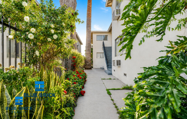 6929 WHITSETT AVE