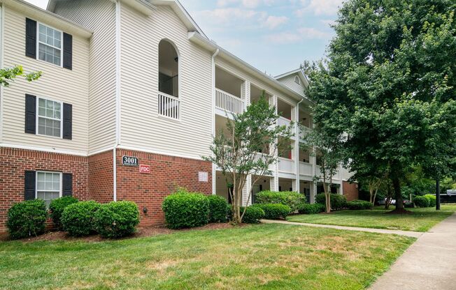 Spacious 3 Bedroom Condo- Close to NCSU and Downtown Raleigh! Available July 10th!