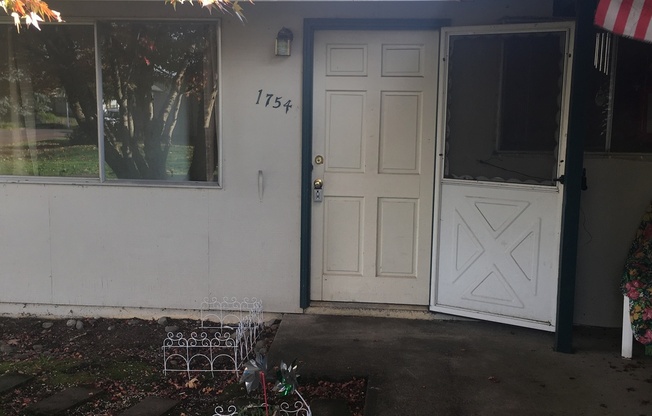 2 beds, 1 bath, 900 sqft, $1,325