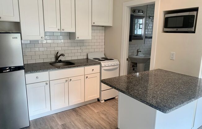 Studio, 1 bath, $725, Unit 14