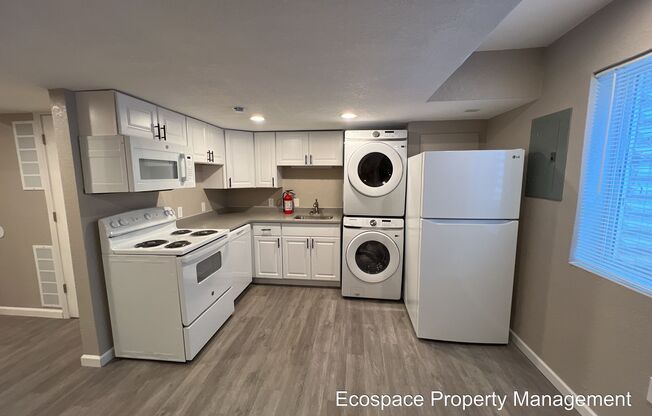 3 beds, 1 bath, $2,095, Unit 4524 B