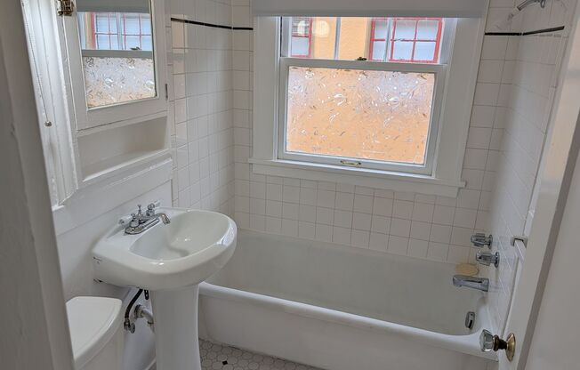 Studio, 1 bath, 308 sqft, $1,099, Unit 32