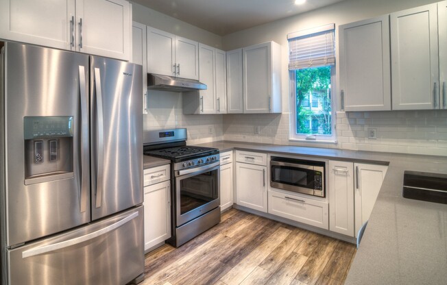 UT PRE-LEASE: Constructed August 2018, Luxury North Campus 3 bed / 3 bath home