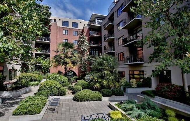 *1ST MONTH'S RENT FREE PROMO & NO HOA MOVE IN/OUT FEE'S* 1 BD PEARL DISTRICT CONDO W/FIREPLACE, GARAGE PARKING, W/D IN UNIT & W/S/G INCLUDED!