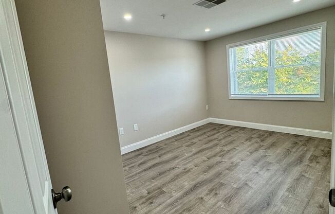 2 beds, 1 bath, 680 sqft, $2,500, Unit 21-33