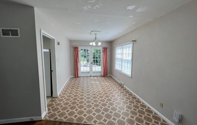 Beautiful 5 Bed plus Bonus Room, 1 block from KSU