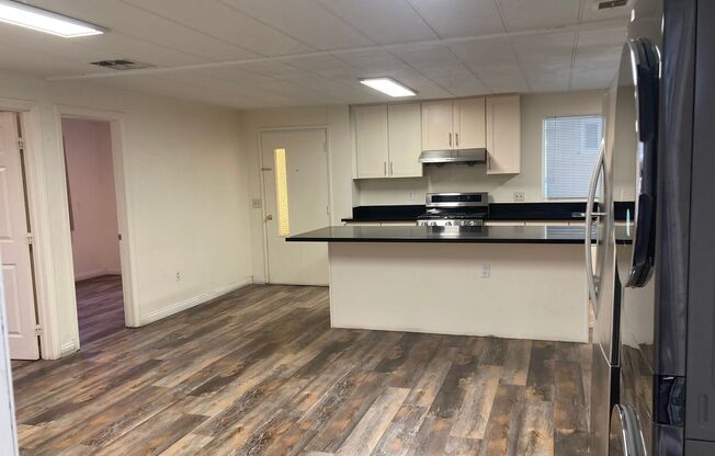 4 beds, 2 baths, $2,400, Unit 30