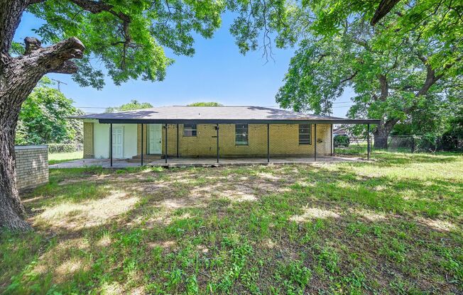 CHARMING AND QUAINT 4 bedroom, 2 bathroom home in Joshua, TX!!