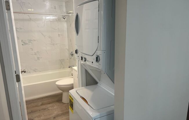 2 beds, 1 bath, 680 sqft, $2,350, Unit 27-11