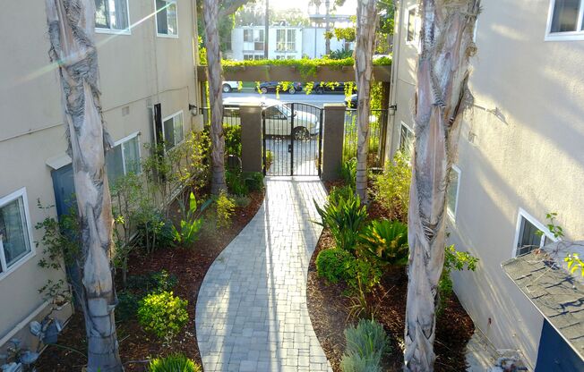 Tarzana Court Apartments