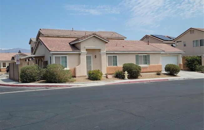 FANTASTIC SINGLE STORY HOME ON CORNER LOT IN GATED COMMUNITY!!