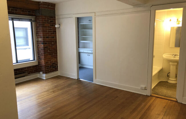 Studio, 1 bath, 380 sqft, $1,295, Unit 109