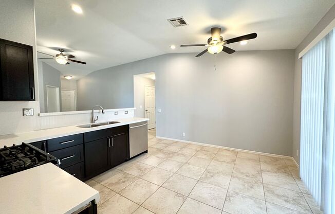 AVAILABLE NOW!!MOVE IN SPECIAL!!! 2 Bedroom 2 Bathroom with Den Home in Coachella!