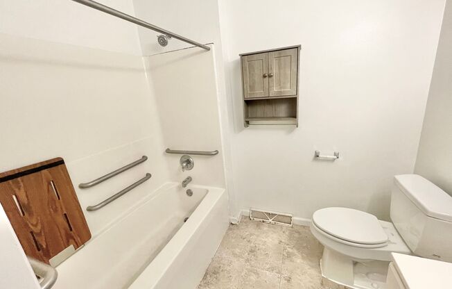 2 beds, 1 bath, $1,395, Unit 1728-01