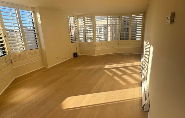 Beautiful Modern Nob Hill 1BR w/ Private Patio, Laundry In Building, Fitness Room, Heated Pool, Parking Option and More |  La Galleria Condominium