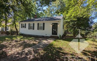 Adorable 2bed/1bath house w/ FENCED IN YARD