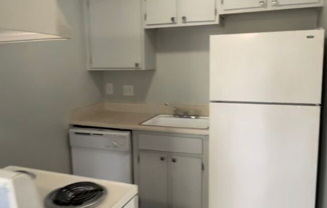 Studio, 1 bath, 400 sqft, $1,150, Unit 220