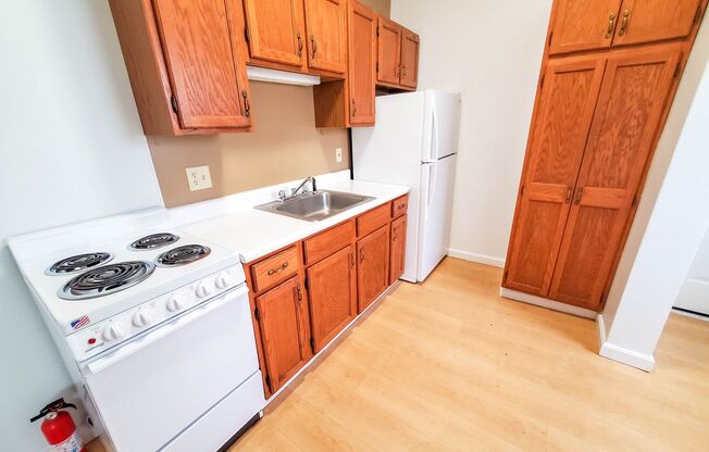 2 beds, 1 bath, $1,000, Unit 2 A