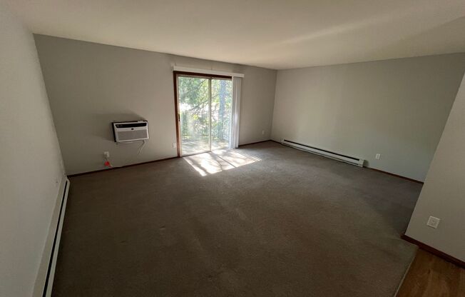 2 beds, 1 bath, 950 sqft, $1,365