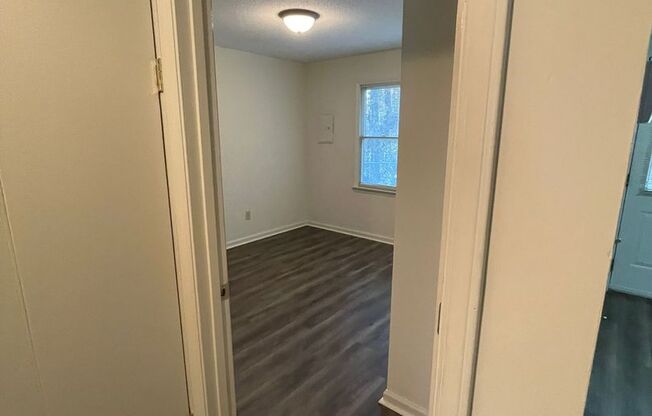 2 beds, 1 bath, $975, Unit A