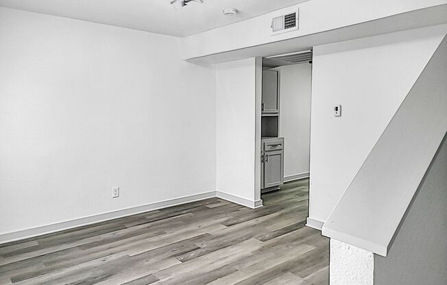 3 beds, 1 bath, 900 sqft, $1,300, Unit 93