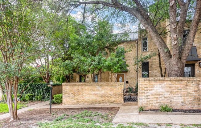 ALAMO HEIGHTS  |  TOWNHOME  |  REMODELED  |  HUGE TERRACE
