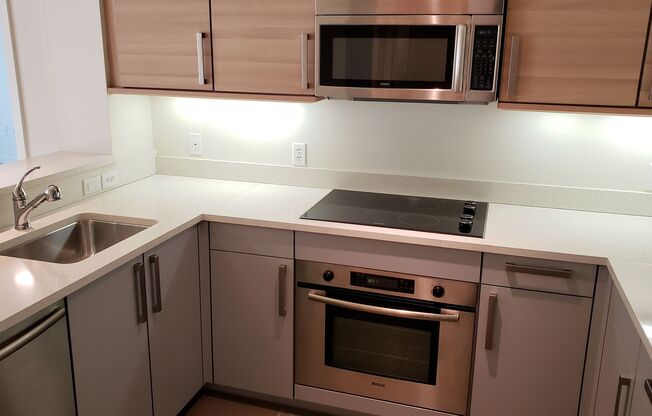 Modern Luxury 2-bed/2-bath Condo in SoMa with 24-hr Security and Optional Parking
