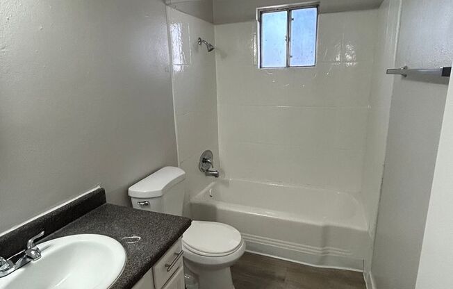 2 beds, 1 bath, 810 sqft, $1,195, Unit 75