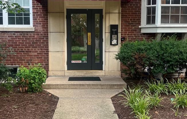 This cozy unit combines convenience, comfort, and a prime location.