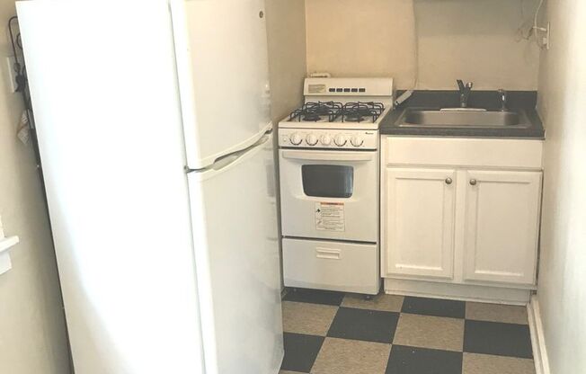 Studio, 1 bath, $795, Unit 33