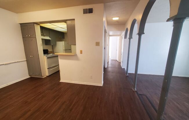 2 beds, 1 bath, $950, Unit Apartment