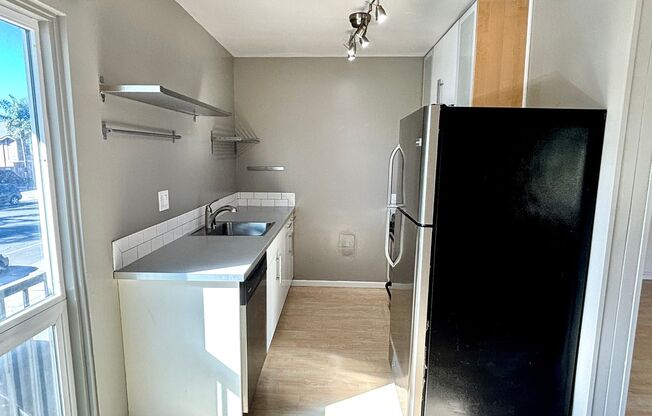 2 beds, 1 bath, $2,595, Unit Unit 5