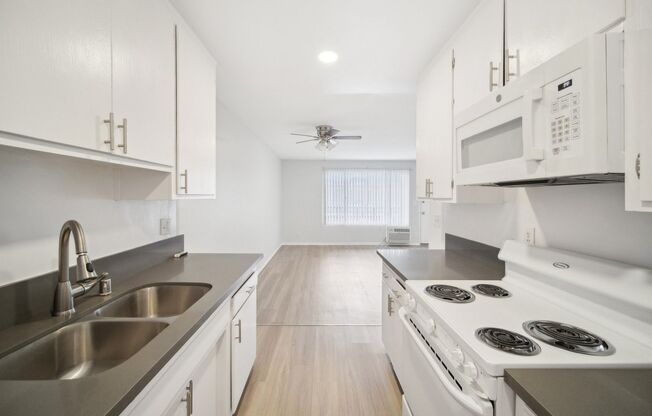 1 bed, 1 bath, 700 sqft, $1,698, Unit 11