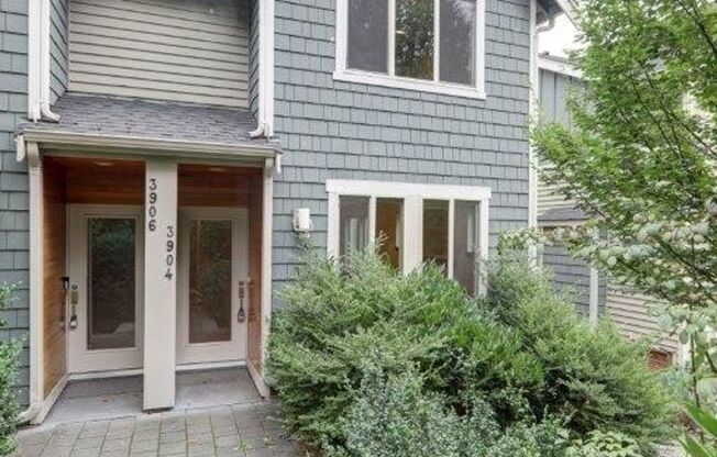 Stunning 3bd, 2.5ba Townhome Available in Great Neighborhood!
