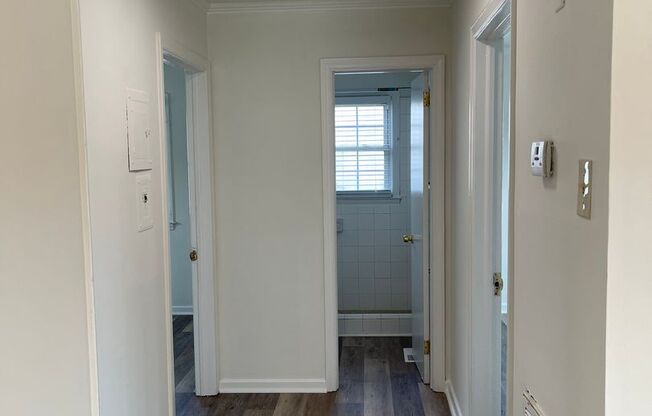 Available Now! 3 Bed/1 Bath in Enderly Park!